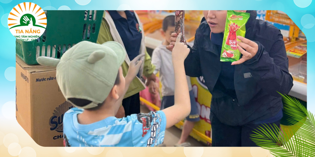 Cùng bé đi siêu thị – trải nghiệm nhiều điều hay 1 Lớp nhóm hòa nhập trẻ tự kỷ là gì?